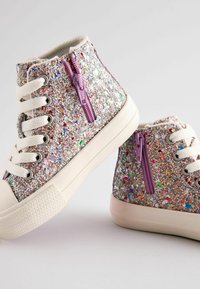 Glitrende høj-topsneakers med en multicolor glitrende finish. Har en lilla lynlås, hvide snørebånd og strukturerede gummisåler.
