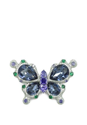 Spilla a forma di farfalla con grandi pietre preziose blu e viola, circondata da piccole pietre verdi e bianche su un'incastonatura in argento.