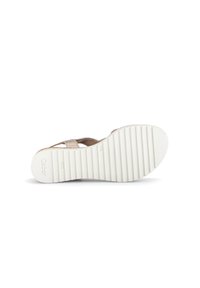 Sandal flat con una suola bianca testurizzata, dotata di una cinghia metallica dorata e un design minimalista, che enfatizza comfort e supporto.