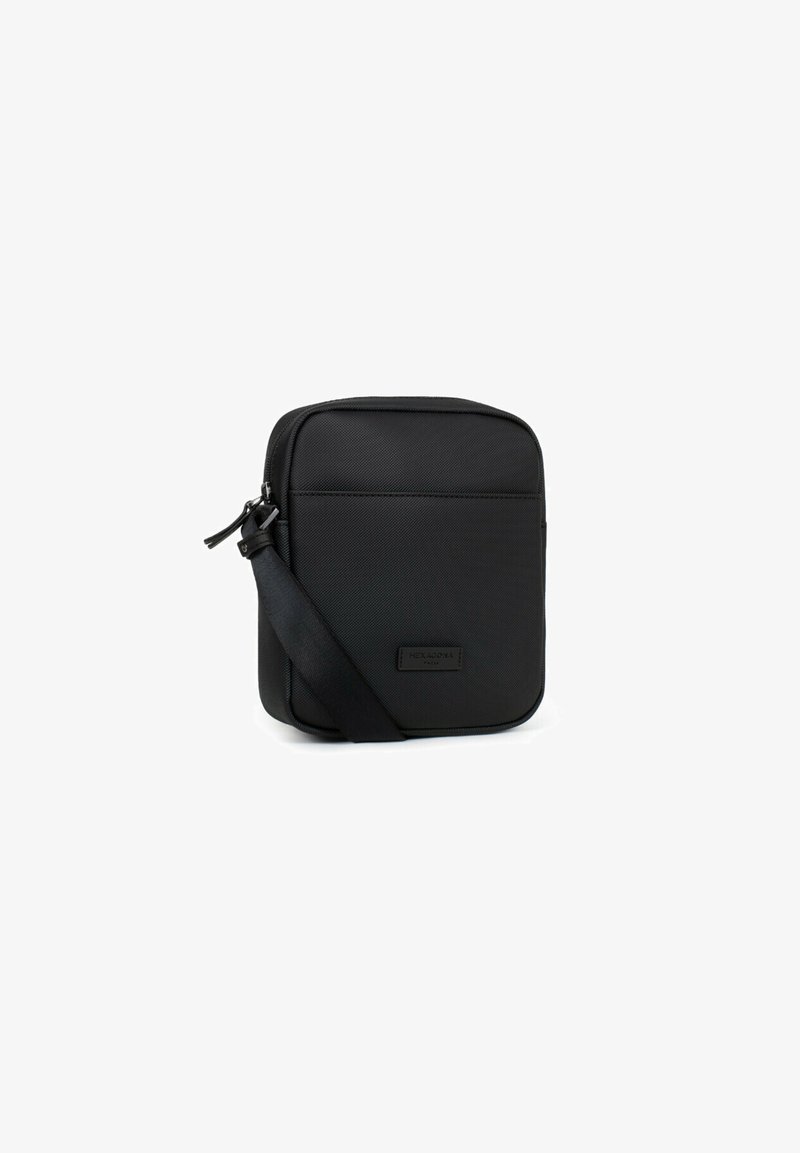 Borsa a tracolla nera realizzata in nylon texturizzato, dotata di tasca frontale con zip e tracolla regolabile. Forma rettangolare semplice con dettaglio del logo.