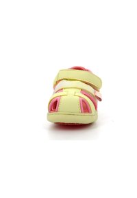 Sandalini per bambini gialli e rosa con un design aperto, fascia regolabile in Velcro e suola in gomma con fondo strutturato.