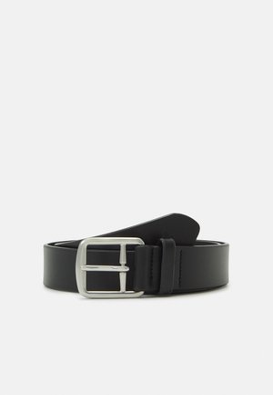 Cinto de couro preto com uma fivela retangular prateada. Apresenta um acabamento liso e uma tira longa com uma extremidade ligeiramente pontiaguda.