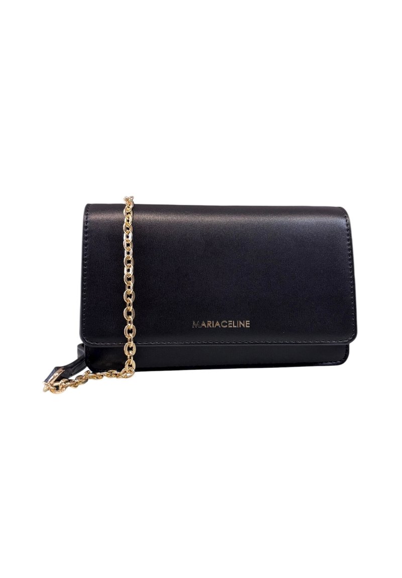 Borsa a tracolla in pelle nera con catena dorata, forma rettangolare, chiusura con pattina anteriore e logo "MARIACELINE" in oro.