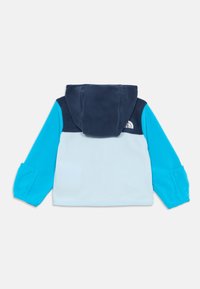 Jaqueta de fleece com capuz e parte superior das costas em azul marinho, corpo em azul claro e mangas em turquesa. Inclui um logo na parte superior das costas.