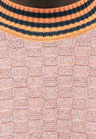 Πλεκτό πουλόβερ με ροζ σχέδιο και υφασμένα τετράγωνα. Λαιμόκοψη ριμπ με πορτοκαλί και μαύρες ρίγες. Μαλακό, υφασμένο ύφασμα.