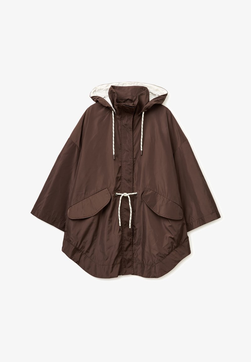 Hnědý pláštěnkový pončo s kapucí, bílými šňůrkami, dvěma velkými předními kapsami na klopu a volnými širokými rukávy.