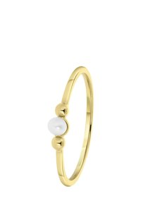 Gouden ring met een gladde witte parel centraal geplaatst tussen twee glanzende bollen, met een slanke ronde band.