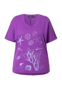 Camiseta de manga corta morada con gráficos blancos inspirados en el mar, que incluyen conchas y coral, con un cuello redondo y un corte relajado.