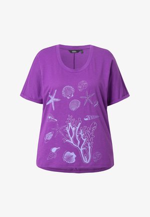 T-shirt viola a maniche corte con grafiche ispirate al mare in bianco, tra cui conchiglie e corallo, con un collo tondo e una vestibilità comoda.