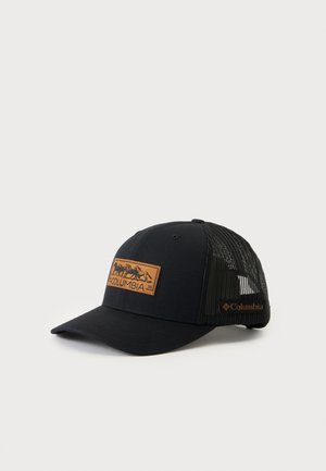 Casquette noire Columbia avec dos en mesh et patch en cuir marron montrant des chevaux au galop et le nom de la marque Columbia.
