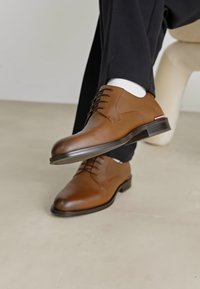 Tommy Hilfiger CORE SHOE - Κομψά δετά παπούτσια - winter cognac