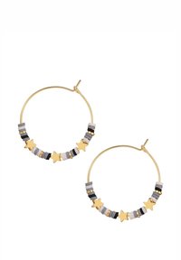 Auksinės auskarų kilpos su pastelinėmis karoliukais pilkos, juodos ir baltos spalvos, tarp kurių yra mažų žvaigždžių akcentų. Lygus, apvalus dizainas.