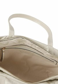 Beige leren shopper met ritssluiting, voorzien van een getextureerde buitenkant en een gladde voering aan de binnenzijde. Heeft een binnenvak met rits.