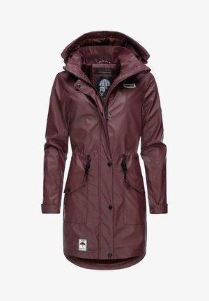 Bordeaux waterdichte jas met capuchon, trekkoord in de taille, voork pockets en knoopsluiting. Heeft een logo patch aan de onderkant.