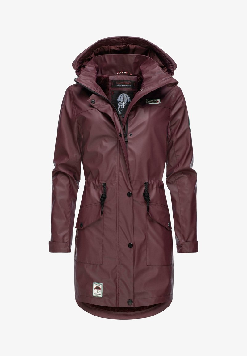 Burgundska vodootporna jakna s kapuljačom, povlačnom strukom, prednjim džepovima i dugmetom za zatvaranje. Sadrži logotip na rubu.