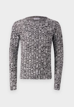 Kötött, hosszú ujjú pulóver, amely textúrázott fekete-fehér mintával rendelkezik. Kerek nyakú és passzos mandzsettákkal rendelkezik. Az anyag lágy és könnyűnek tűnik.