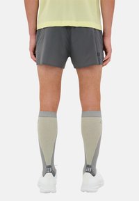 CEP ULTRALIGHT SHORTS LOOSE FIT MEN - Kurze Sporthose - grey