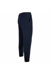 Námořnické modré tepláky vyrobené z měkké látky, s bočními kapsami, zúženými nohavicemi a žebrovanými manžetami. Pás je elastický.