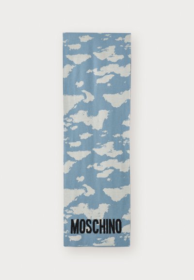 Cachecol com padrão de nuvens azul e branco, com "MOSCHINO" em letras pretas em negrito numa extremidade, exibido contra um fundo branco.