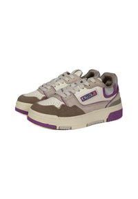 Sneaker retro beige e grigie con accenti viola, materiali in suede e pelle, punta perforata e design della suola chunky.