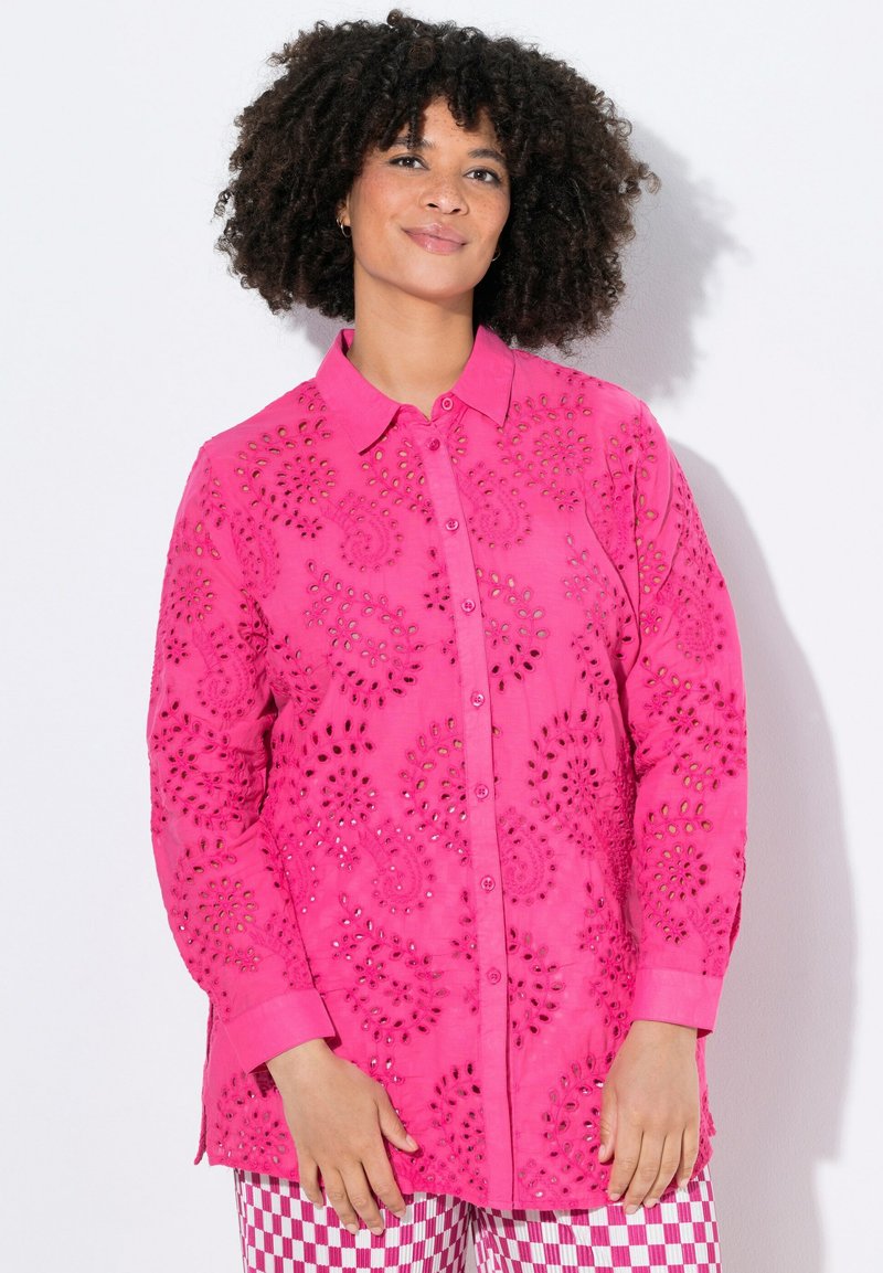 Camicia fucsia con bottoni, con un motivo paisley ritagliato e maniche lunghe. Tessuto morbido con un leggero lucido, dotata di colletto a punta e polsini.