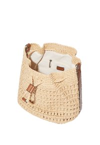 Vævet stråbucket taske i naturlig beige med læderdetaljer. Har en scallop-top, indvendig lynlås lomme og en struktureret overflade.