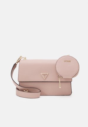 Borsa a tracolla bicolore rosa realizzata in materiale sintetico testurizzato. Presenta un logo triangolare e una tasca con cerniera per monete rimovibile.