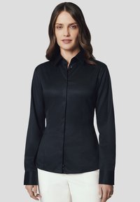 Czarna, długa koszula z guzikami o gładkiej fakturze, z charakterystycznym kołnierzykiem, dopasowanym krojem oraz guzikami na przodzie i mankietach.