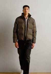 Lindbergh CROPPED SEAMLESS PUFFER JACKET - Zimska jakna - khaki