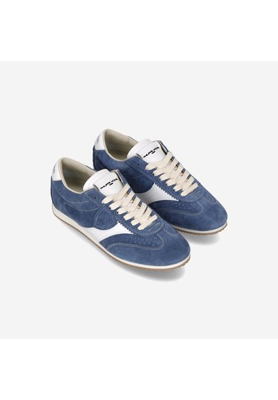 Baskets en daim bleu avec accents blancs, lacets beiges et détails perforés. Semelle en caoutchouc avec texture marron clair. Conception classique à tige basse.