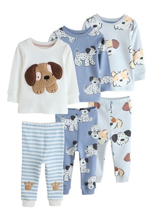 Drei Sets von Kinder-Pyjamas mit langen Ärmeln und Hosen mit Hundemotiven in Weiß, Blau und Hellblau mit Streifen und Pfotenabdrücken.