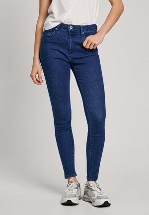Džíny s vysokým pasem v tmavě modré barvě vyrobené z elastického denimu, které mají slim fit, standardní design s pěti kapsami a jemné detaily v oblasti žmolek.