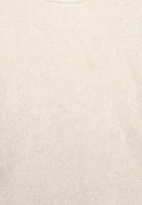 Beige gestrickter Pullover mit feiner Textur, runder Halsöffnung und ohne sichtbare Muster oder Akzente. Der Stoff wirkt weich und leicht.