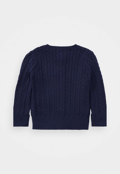 Granatowy sweter w splot warkoczowy z długimi rękawami, okrągłym dekoltem oraz prążkowanymi mankietami i dołem, pokazany od tyłu na białym tle.