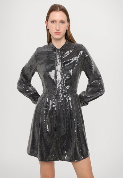 Abito grigio metallico con maniche lunghe e chiusura frontale con zip, caratterizzato da un design di paillettes e una vita aderente, che si apre in una gonna svasata.