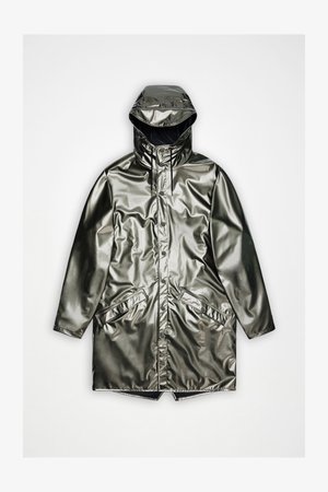 Waterdichte, glanzende metallic groene regenjas met capuchon, ritssluiting en knoopsluiting, twee voorzakken en een losse pasvorm. Gladde textuur.