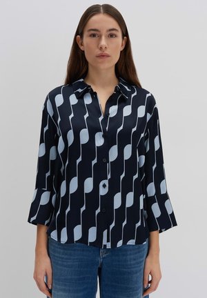 Blusa a righe blu navy e azzurro con colletto, chiusura a bottoni frontale e maniche a tre quarti. Tessuto morbido e vestibilità rilassata.