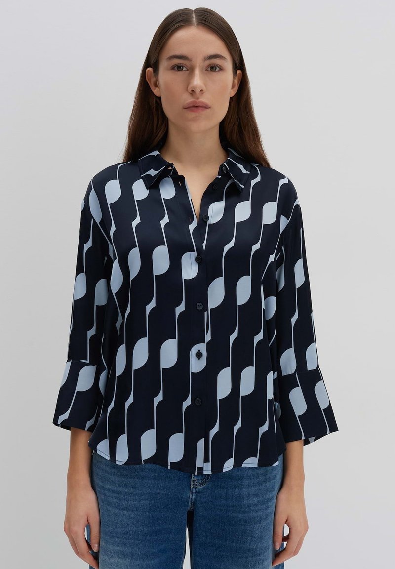 Marineblauwe en lichtblauwe blouse met patroon, met een kraag, een knopenrij aan de voorkant en driekwartmouwen. Glad stof en een ontspannen pasvorm.