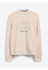 Beżowy sweter z wysokim kołnierzem, ozdobiony falbankami, z nadrukiem "C'est la vie" oraz "Paryż 1990" w kontrastującym ciemnym kolorze.