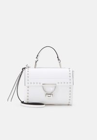 Hvid tekstureret læderhåndtaske med sølvnitter langs fronten, top-håndtag og aftagelig rem, med en rund låsebeslag.