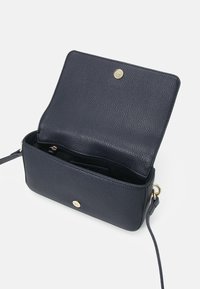 Borsa a tracolla in pelle blu navy con finitura testurizzata, chiusura a bottone a pressione in oro e una tasca interna con zip per un'adeguata sicurezza.