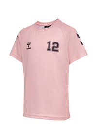 Jasnoróżowa sportowa koszulka z krótkim rękawem, z numerem 12 w ciemnym nadruku, logo hummel na lewej piersi oraz wzory w postaci szewronów na rękawach.