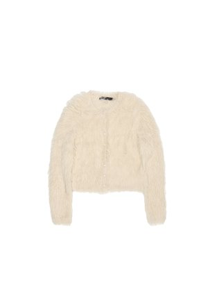 Cremefarbener, fuzzy, langärmeliger Cardigan mit Rundhalsausschnitt und vorderem Knopfverschluss, flach auf einem weißen Hintergrund ausgelegt.