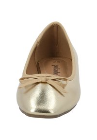 Ballerine dorate con una finitura metallica lucida, punta rotonda e un piccolo fiocco decorativo sulla parte anteriore. L'interno è di un beige chiaro con una soletta imbottita.