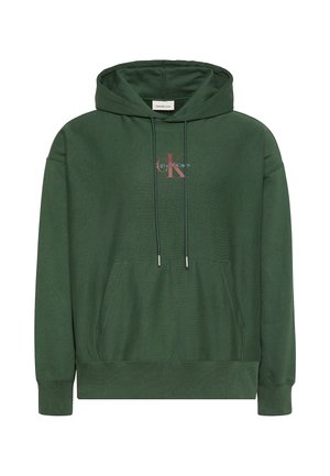 Sudadera verde con capucha que presenta un bolsillo tipo canguro frontal, cordones ajustables y un diseño de logotipo texturizado en colores contrastantes.