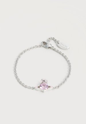 Õrn hõbedast ketist käevõru, millel on ümmargune roosa vääriskivi planeedi kujulises ripatsis ja väike brändimärk luku lähedal.