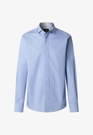 Hellblaues Herrenhemd mit langen Ärmeln, Knopfleiste vorne, klassischem Kragen und dezentem Logo auf der Brust gestickt.