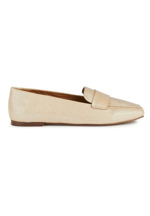 Mocasines de cuero beige con acabado texturado, punta afilada y detalle decorativo en el solapa. Suela plana con un ligero acento marrón.
