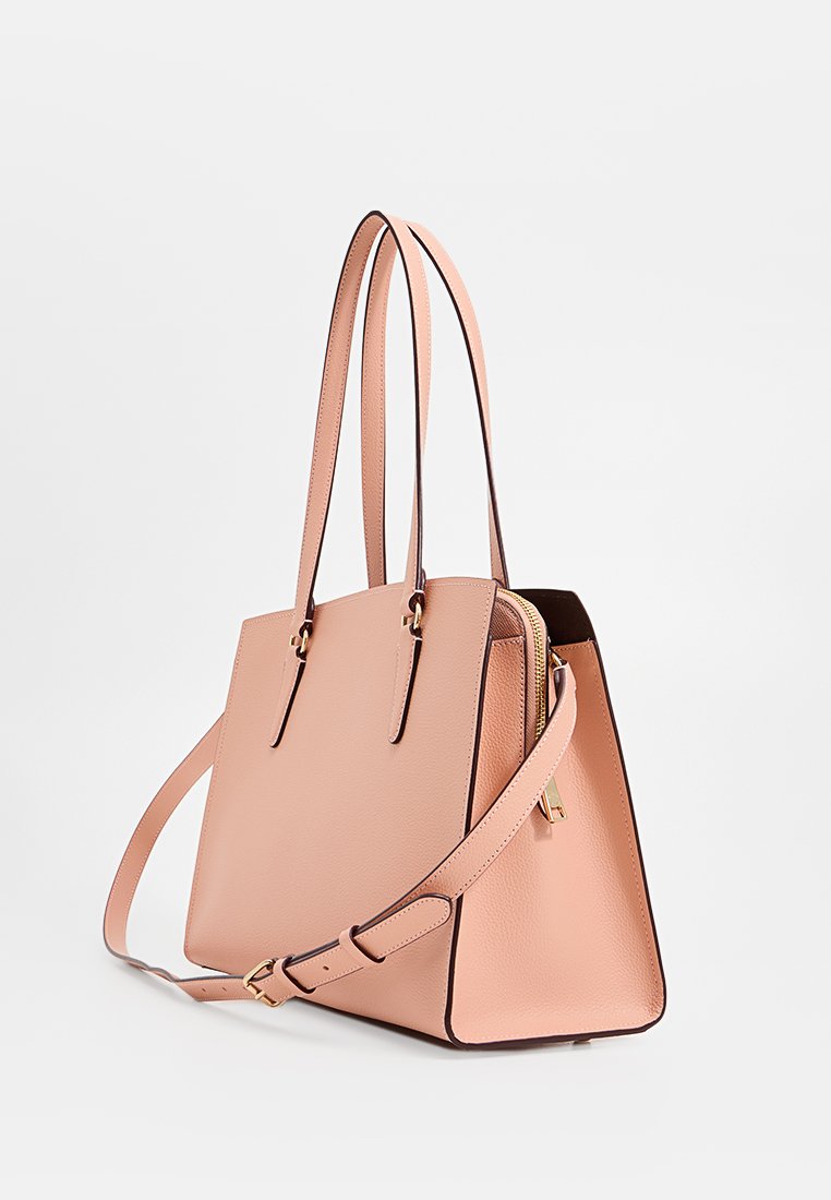 Rosa läder tote-väska med en strukturerad design, som har dubbla handtag, justerbar axelrem och kontrasterande mörka detaljer.