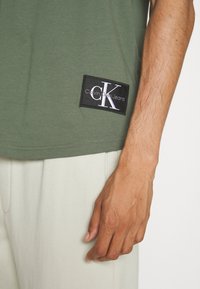 Calvin Klein Jeans Camiseta básica - khaki